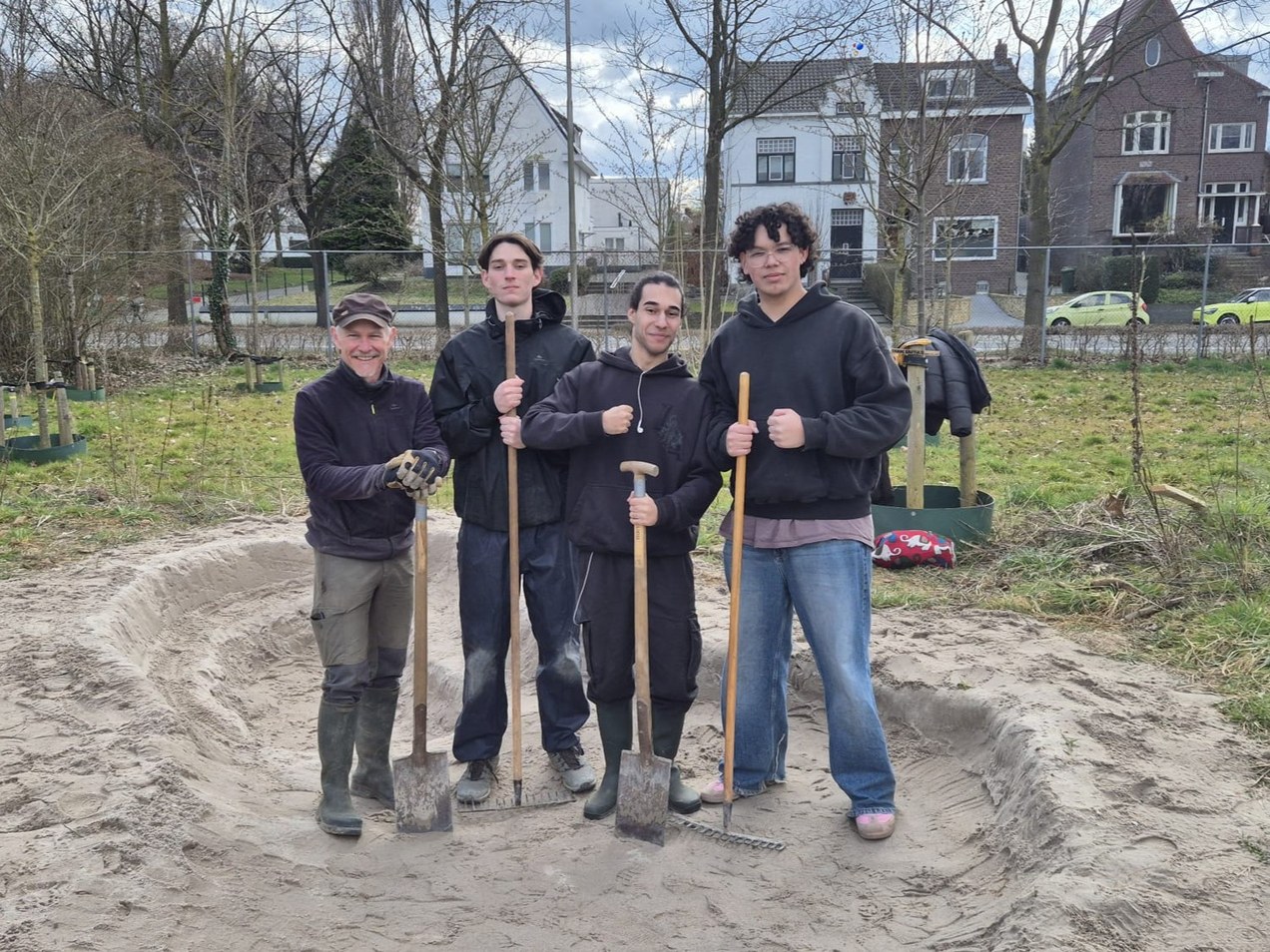2025 UWC team uitgraven vijver