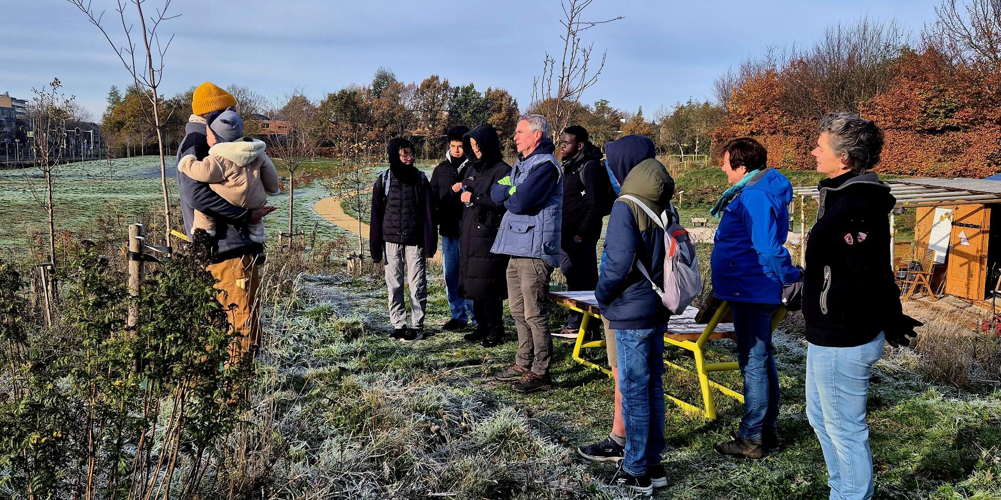 Marc Franck van CNME informeert groep vrijwilligers.