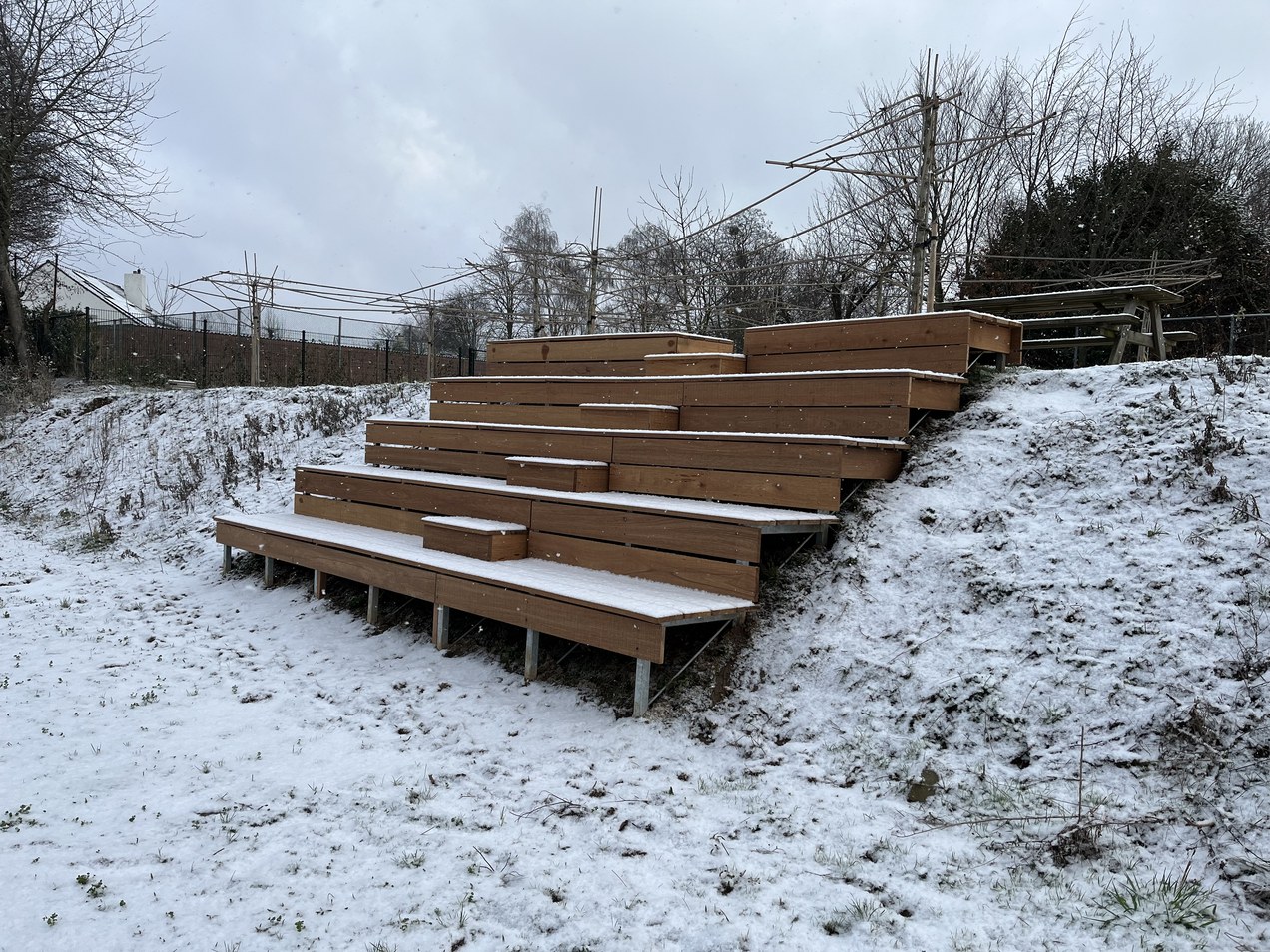 Tribune met een kleine laag sneeuw